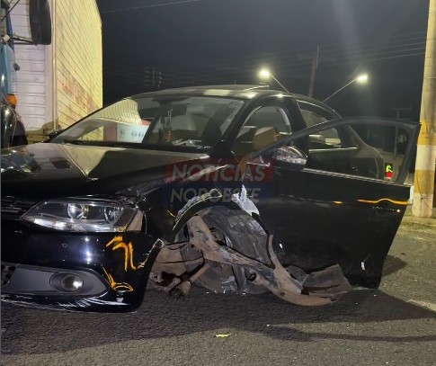Jovem de 24 anos colide Jetta contra guia e é socorrido pelo SAMU na Avenida Líbero de Almeida