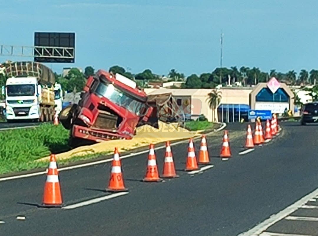 Carreta carregada com grãos tomba na Rodovia Euclides da Cunha, em Fernandópolis