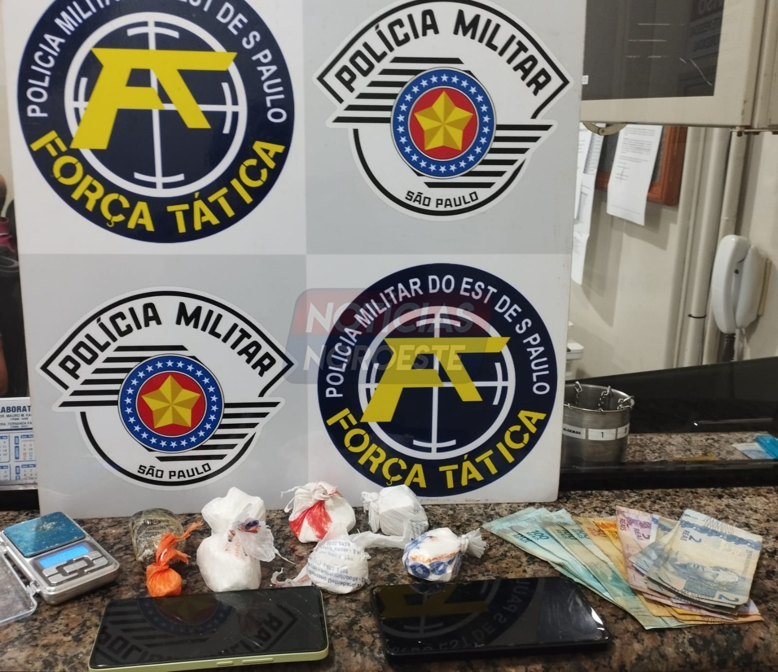 FORÇA TÁTICA ESTOURA PONTO DE GUARDA DE DROGAS E PRENDE DUPLA POR TRÁFICO DURANTE OPERAÇÃO IMPACTO